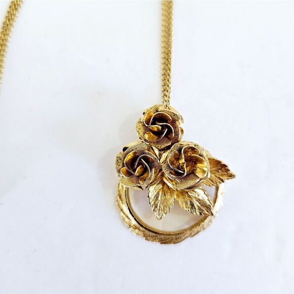 Vintage Mid Century Gold Tone Textured Flower Rose Wreath Pendant Chain Necklace - Picture 3 of 9